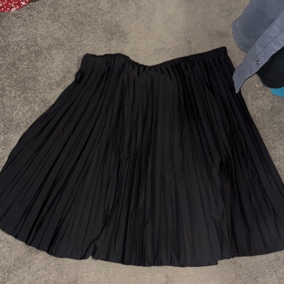 Black pleated skirt - Picture 1 of 1